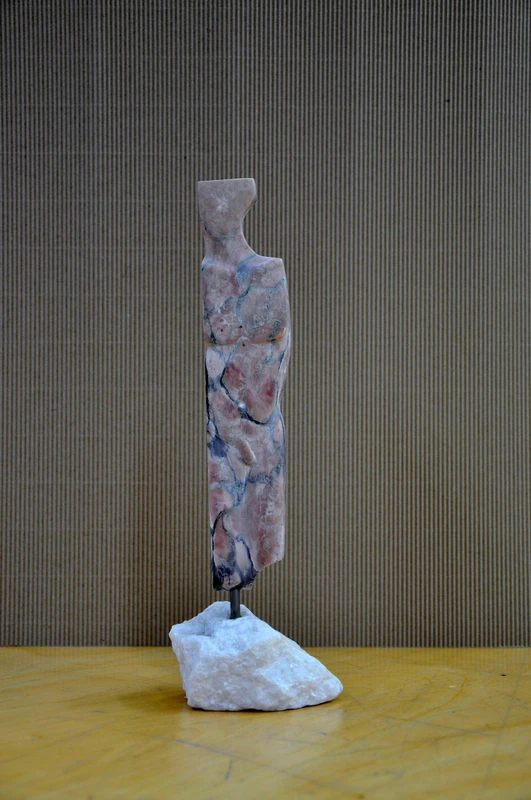 Skulptur aus Marmor auf Sockel