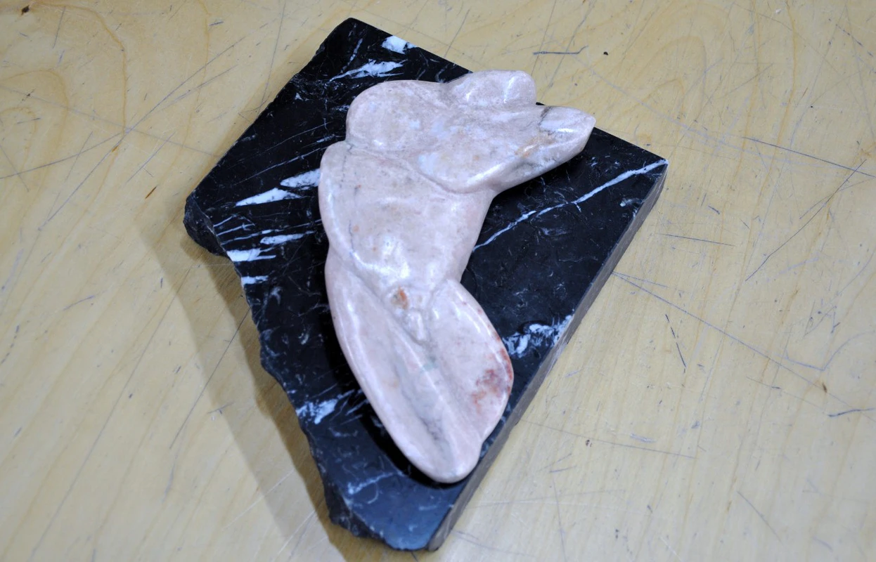 Skulptur aus Marmor liegend