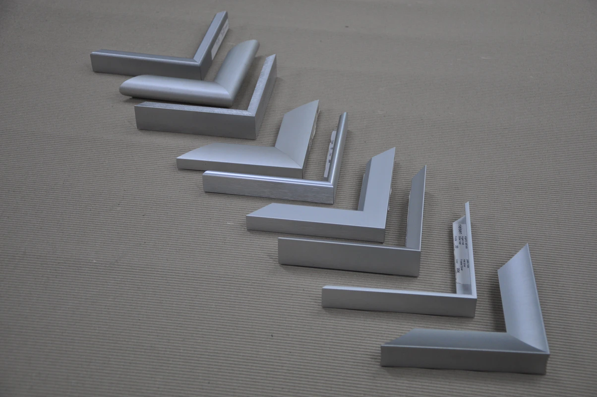 Aluminiumrahmen in Silber, verschiedene Profile